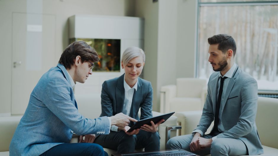 Conseillers Evolys Consulting échangeant avec un client sur son dossier d'énergie